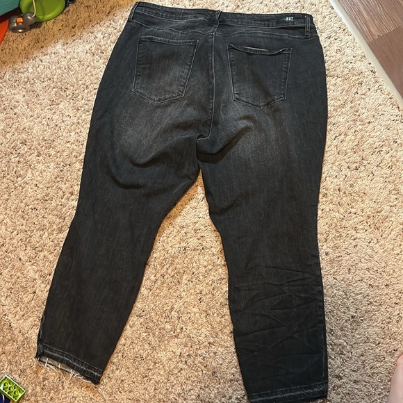 KUT from the Kloth High Rise Reese Fab Ab Ankle Straight Leg Black Jeans. 20W - Picture 7 of 15